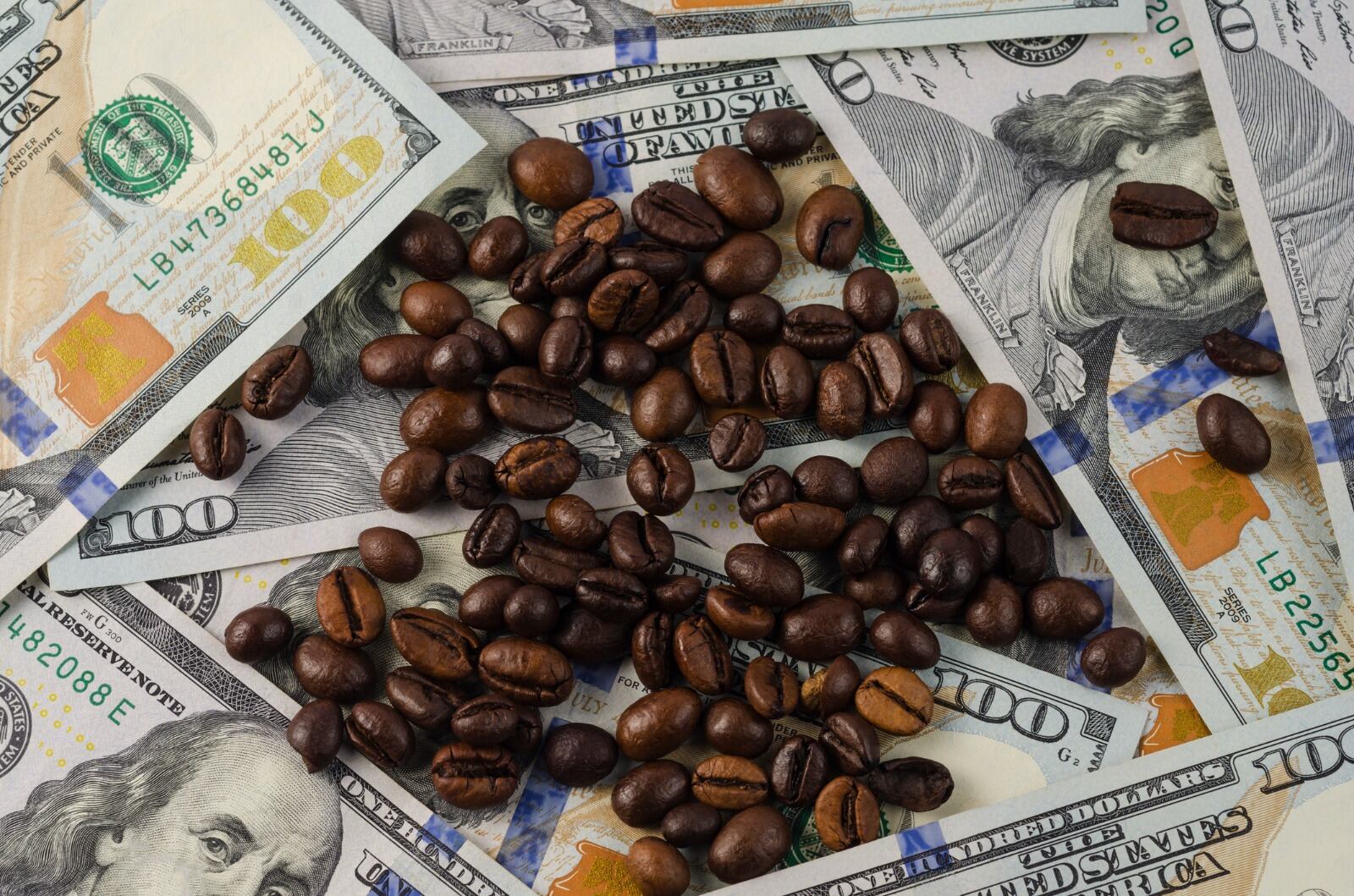 Dólares y café (Foto vía Getty Images)