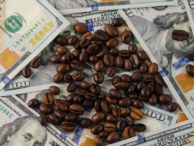 Dólares y café (Foto vía Getty Images)