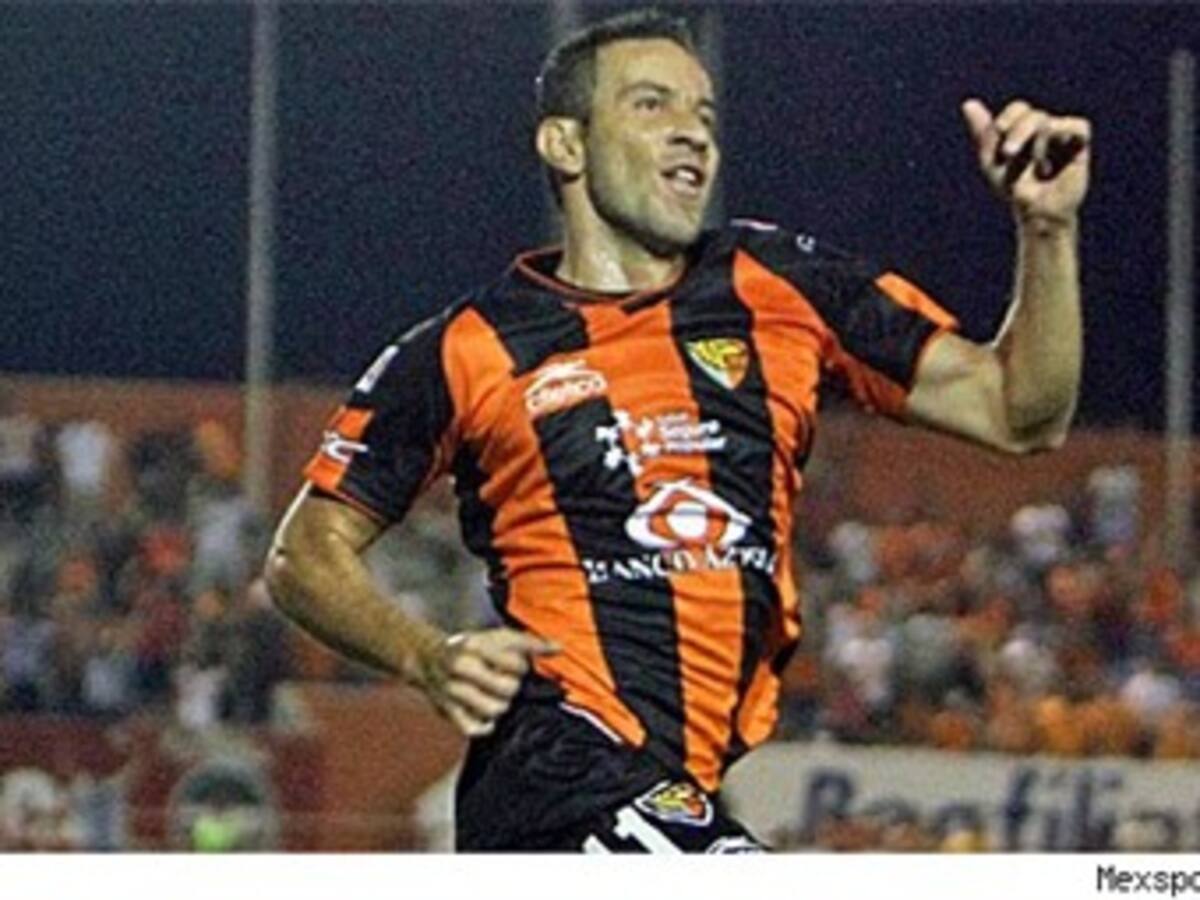 Luis Gabriel Rey marcó los goles en la victoria de Jaguares en el fútbol mexicano