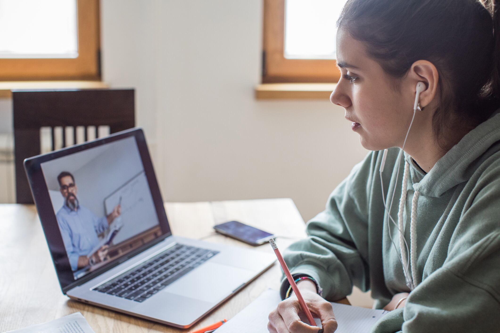 Joven tomando clases a través su computador (Foto vía Getty Images)