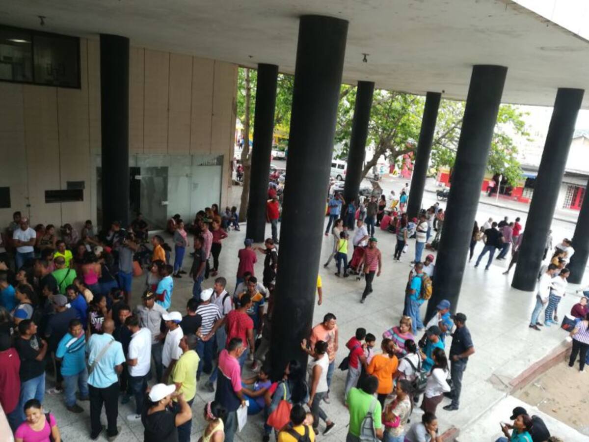 Largas filas para registro de venezolanos
