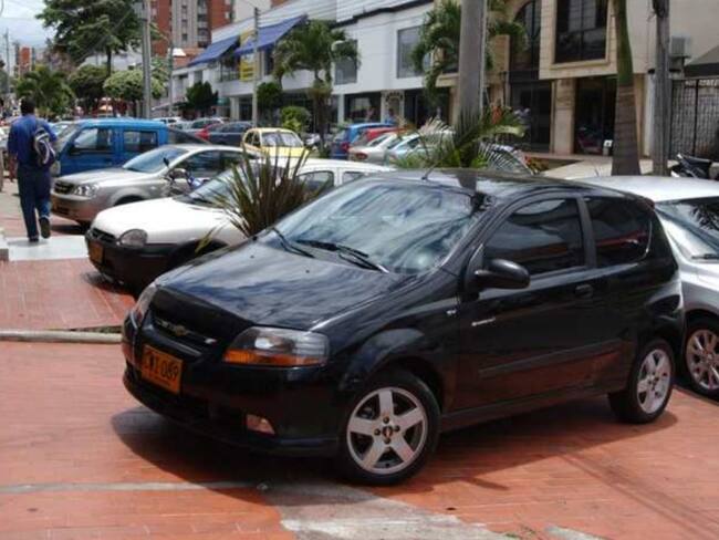 Estudian posibilidad de cobrar por parquear en espacio público