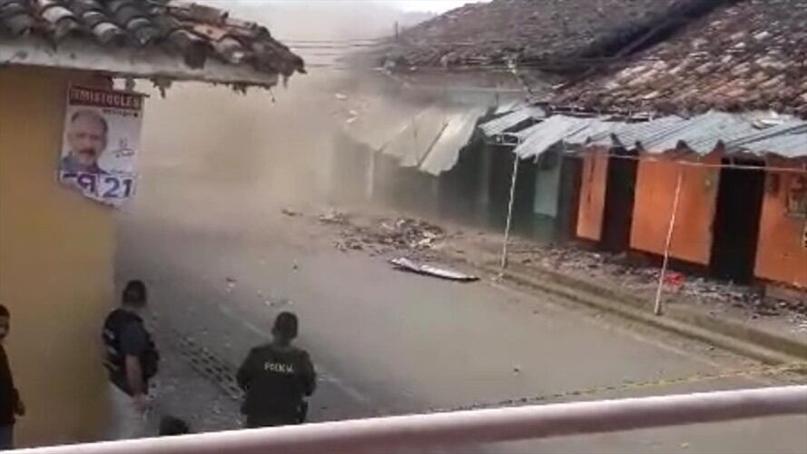 Expertos antiexplosivos de la Policía detonaron un artefacto en Caldono, Cauca. Foto: Habitantes de Siberia
