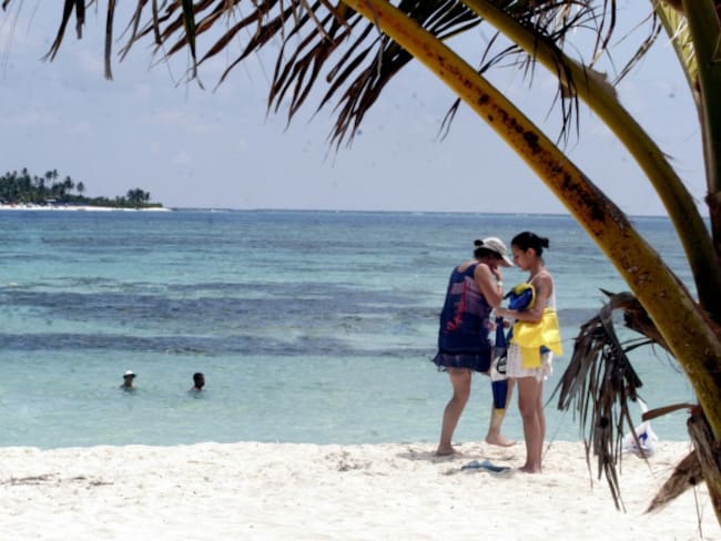 Expulsan de San Andrés a turistas vendedoras en las playas
