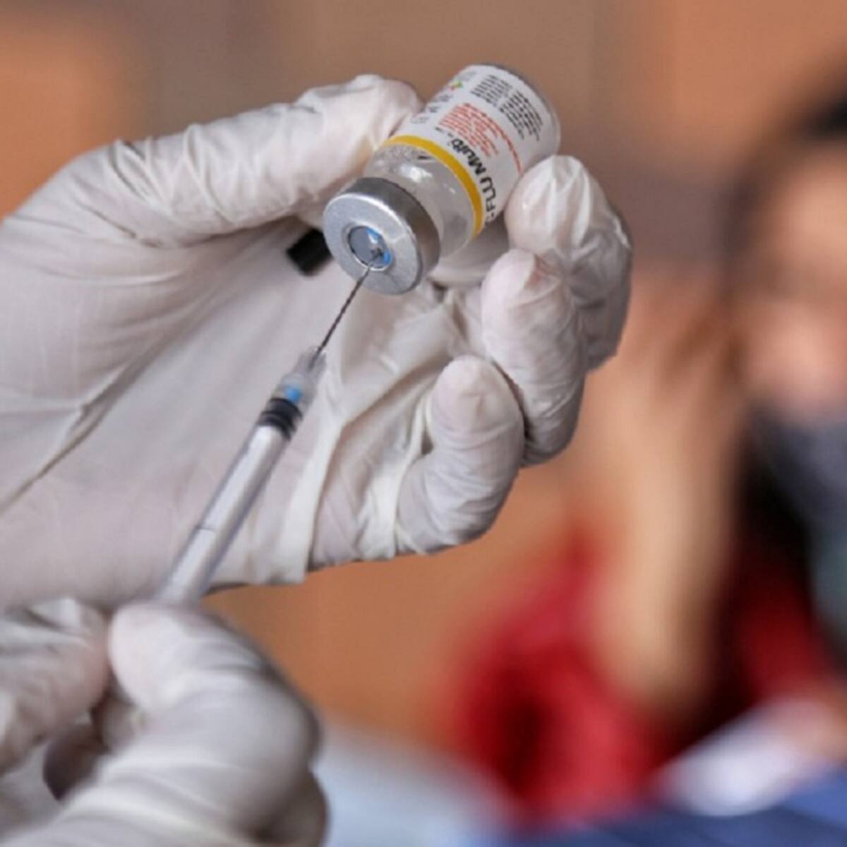 Médicos resaltan descenso en contagios y muertes por COVID-19