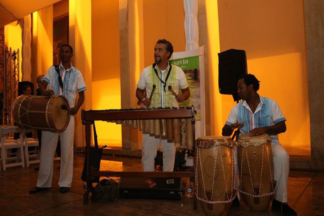 Grupo Bahía cuenta con 3 formatos: Orquesta, Ensamble, Trío.