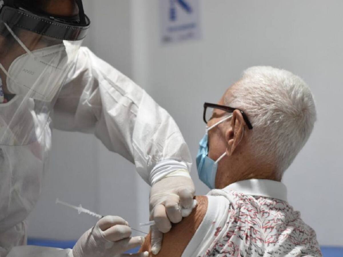 Realizan vacunación masiva para mayores de 18 años en Turbana
