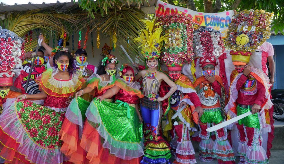 Reina del Carnaval Valeria Charris con hacedores