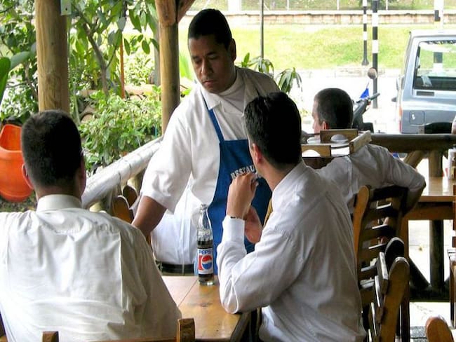 Restaurantes celebran la suspensión temporal del impuesto al consumo
