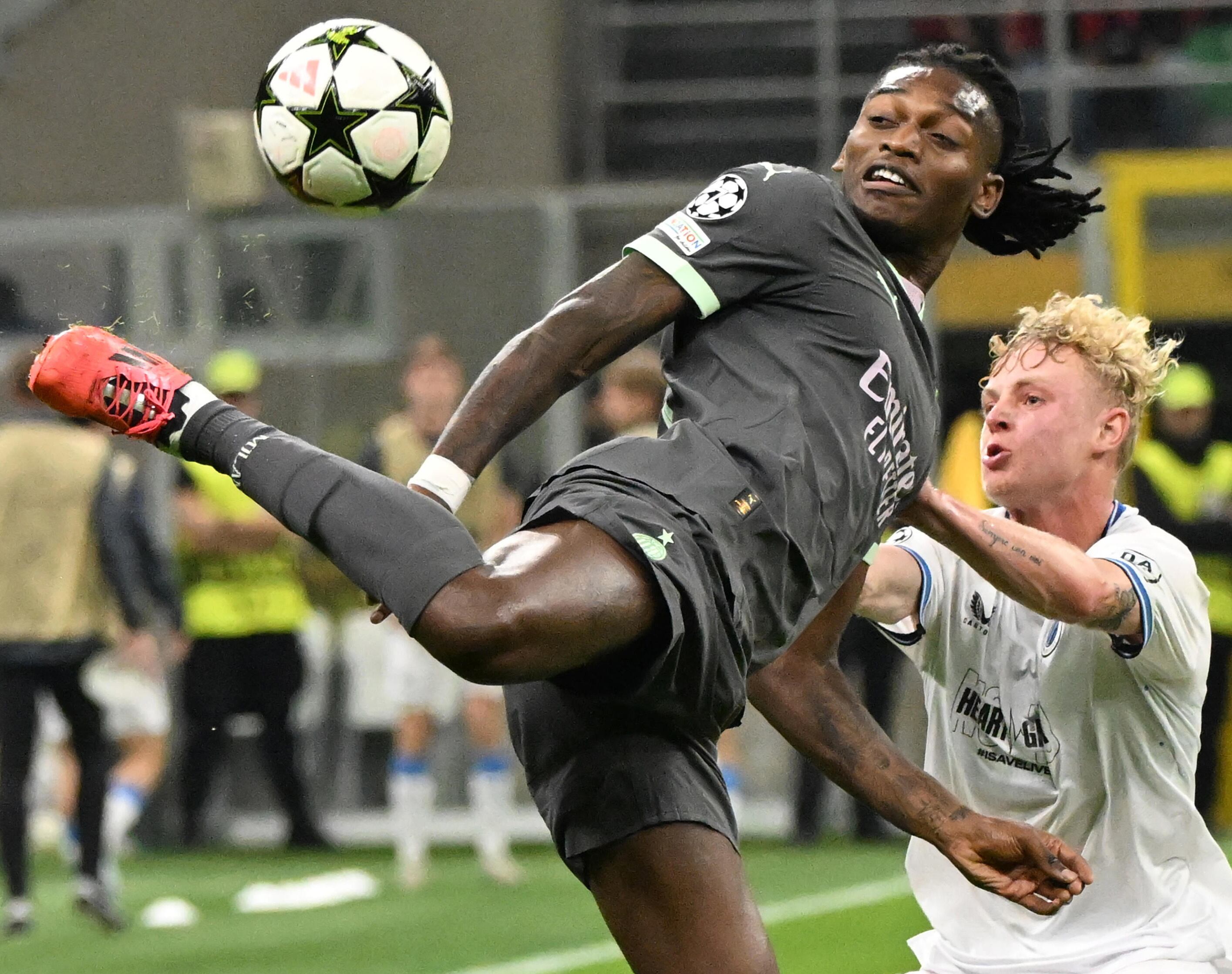 Milan (Italy), 21/10/2024.- AC Milan'Äôs Rafael Leao (L) and Joaquin Seys of Club Brugge in action during the UEFA Champions League soccer match between AC Miland and Club Brugge, in Milan, Italy, 22 October 2024. (Liga de Campeones, Italia) EFE/EPA/DANIEL DAL ZENNARO