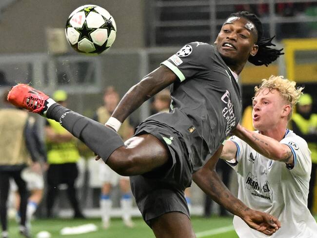 Milan (Italy), 21/10/2024.- AC Milan'Äôs Rafael Leao (L) and Joaquin Seys of Club Brugge in action during the UEFA Champions League soccer match between AC Miland and Club Brugge, in Milan, Italy, 22 October 2024. (Liga de Campeones, Italia) EFE/EPA/DANIEL DAL ZENNARO