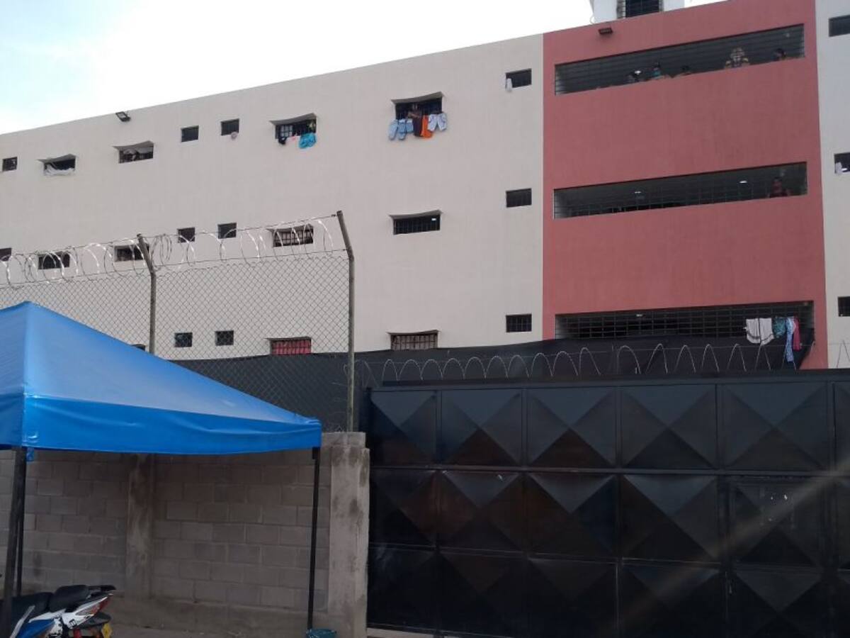 Contagio masivo de COVID-19 en la cárcel distrital de mujeres