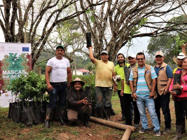 Profesionales y beneficarios del proyecto Mascapaz en la entrega oficial del material vegetal.