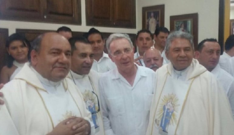Las declaraciones las dio el ex-mandatario desde la ciudad de Riohacha, La Guajira; en la foto durante su visita a la catedral Nuestra Señora de los remedios. 
