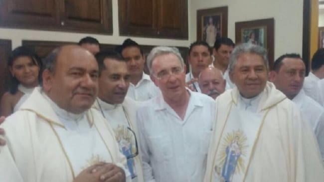 Las declaraciones las dio el ex-mandatario desde la ciudad de Riohacha, La Guajira; en la foto durante su visita a la catedral Nuestra Señora de los remedios.