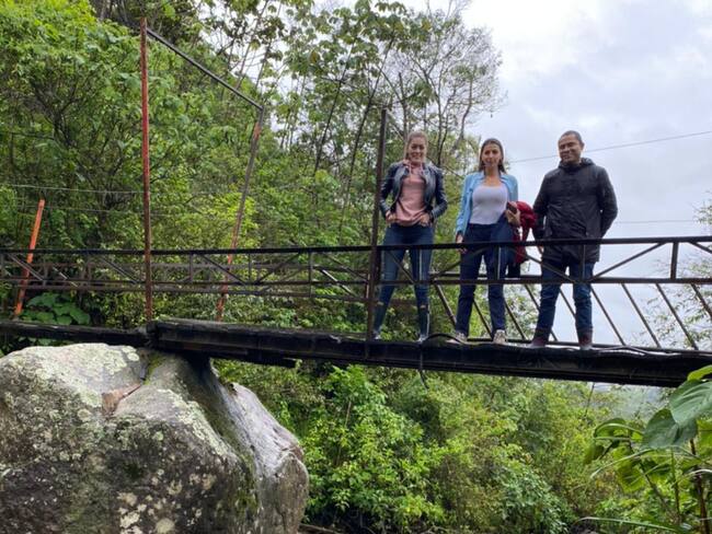 Soluciones W llega a Labranzagrande para entregar el panel solar para alumnos de una escuela puedan estudiar