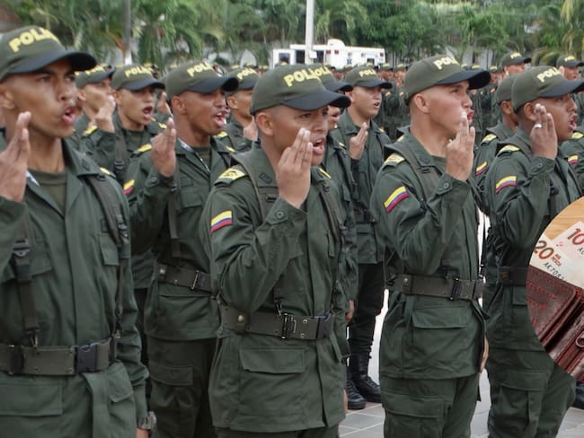 Auxiliares de Policía recibirán un salario mínimo mensual (créditos: Policía Nacional y GettyImages)