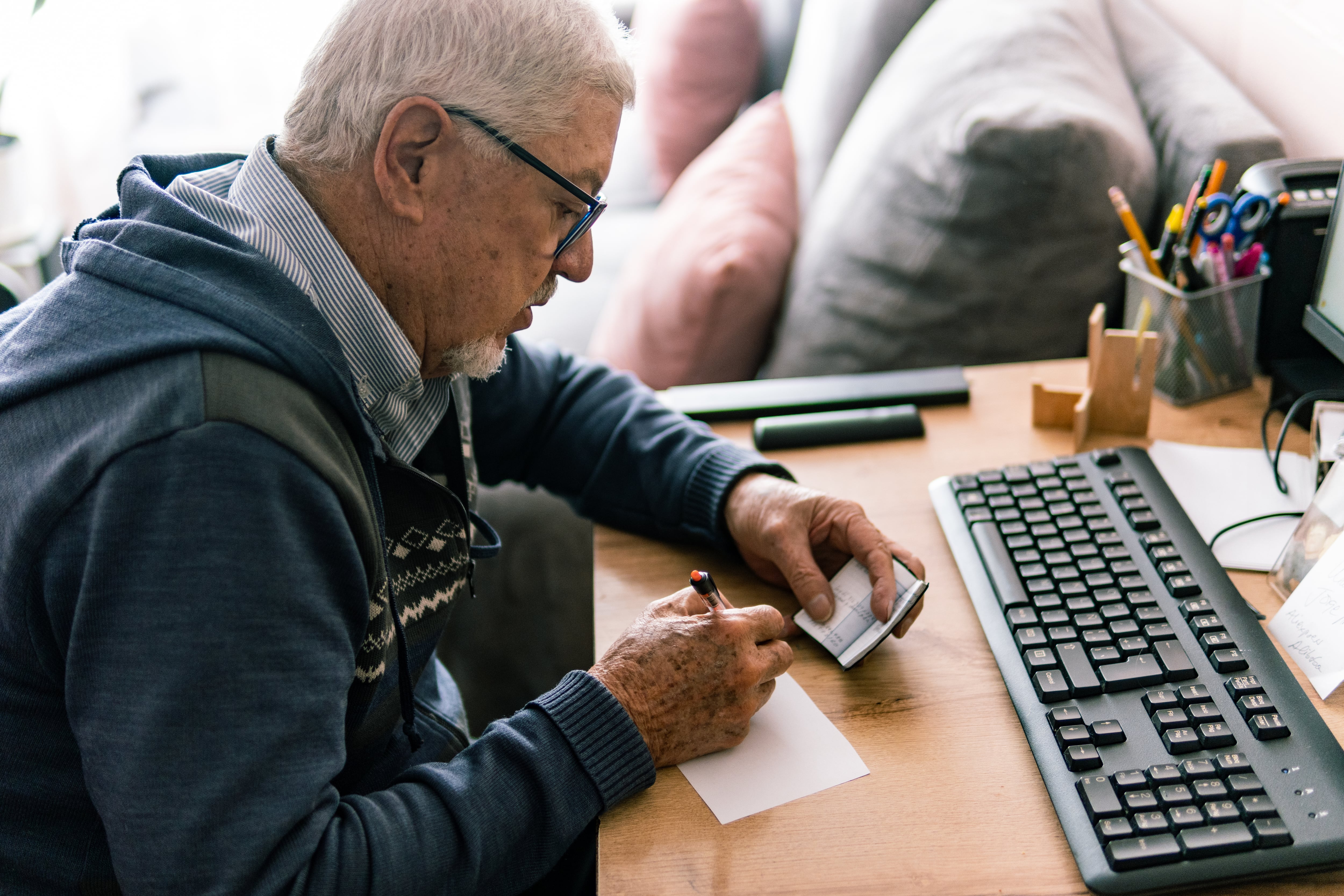 Pensionados en Colombia. Imagen de referencia vía Getty Images