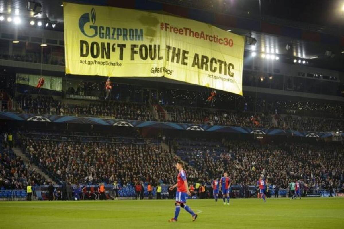 Activistas de Greenpeace interrumpen las acciones entre el FC Basel y el Schalke 04 con un cartel gigante en el que se lee: "No le hagan falta al Ártico"