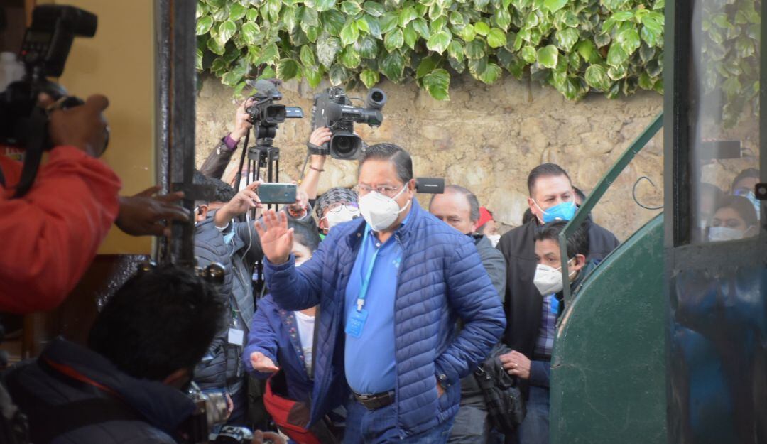 El presidente boliviano, Luis Arce, asiste a votar en las elecciones subnacionales hoy, en La Paz, Bolivia.