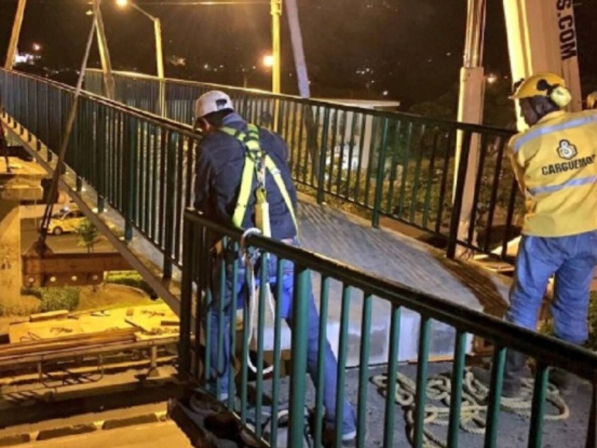 Instalado puente peatonal que fue derribado por una tractomula