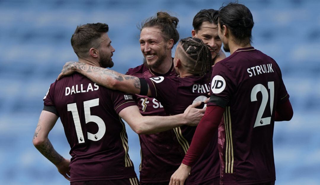 Los jugadores del Leeds United festejan una de las dos anotaciones de Stuart Dallas.
