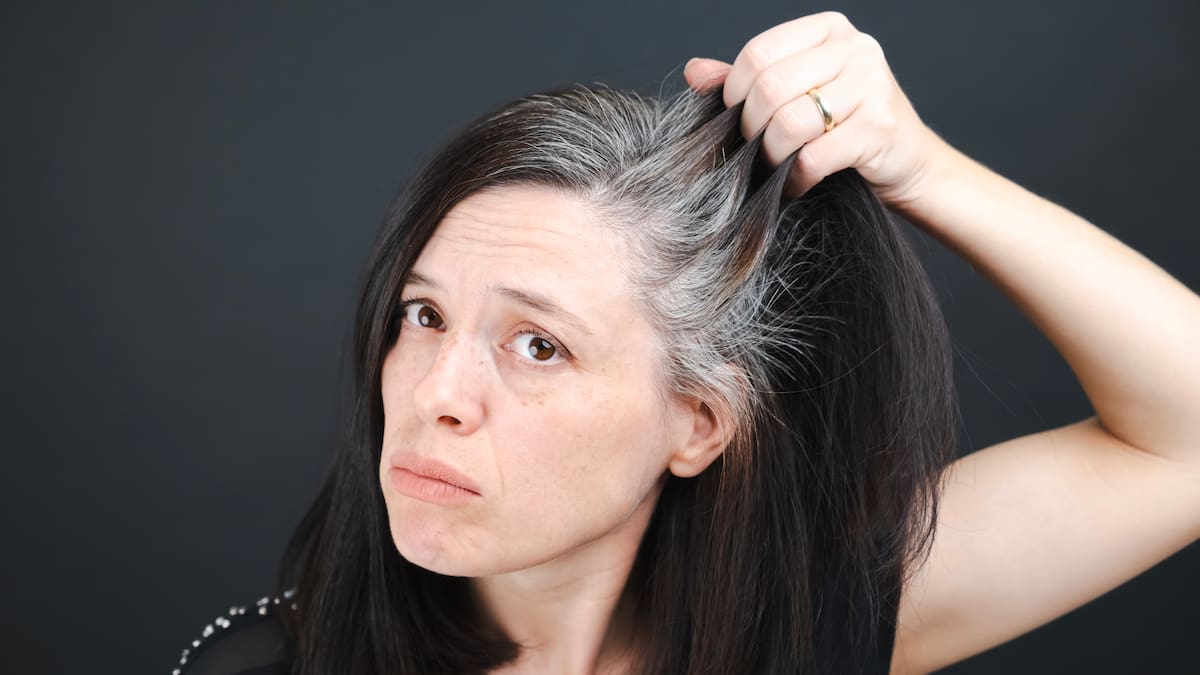 ¿Tiene canas? No se las quite, podrían ser una buena señal para su salud