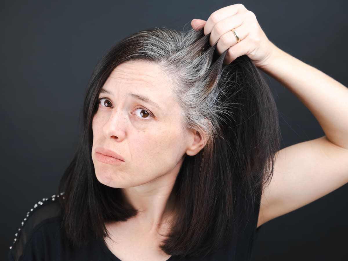 ¿Tiene canas? No se las quite, podrían ser una buena señal para su salud