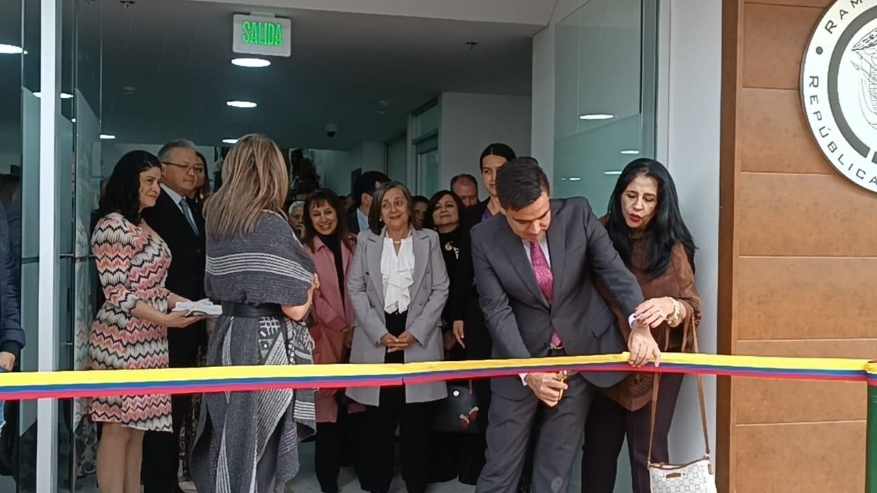 Este martes se llevó a cabo la inauguración del nuevo Palacio de Justicia de Sogamoso, Boyacá. En ella hicieron parte el alcalde del municipio, Mauricio Barón, la presidenta del Consejo Superior de la Judicatura, Diana Alexandra Remolina y el vicepresidente de la entidad, Jorge Enrique Vallejo / Foto. Caracol Radio
