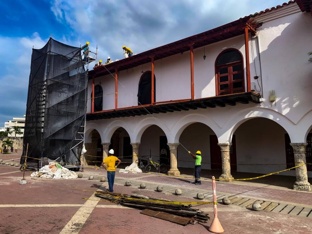 Obras de mantenimiento en el Palacio de la Aduana y la Torre del Reloj