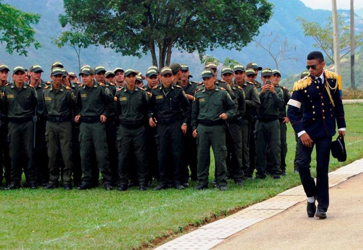 Durante el evento, integrantes de la Policía, el Esmad y el Ejército recibieron con emoción a Juanes, le prepararon una presentación musical con vallenato y otra con un Michael Jackson del batallón "Coronel Francisco José de Caldas".