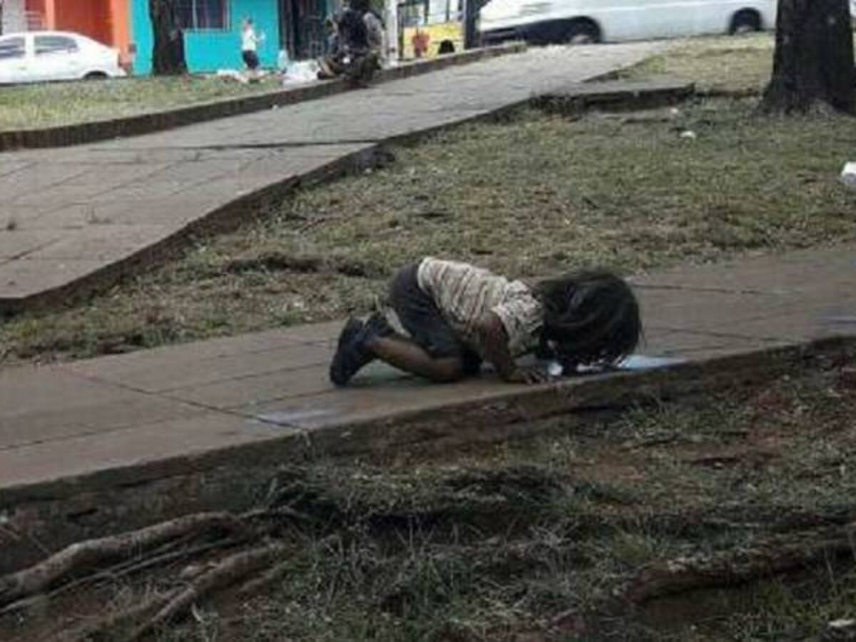 Estremecedora fotografía de una niña bebiendo agua de un charco