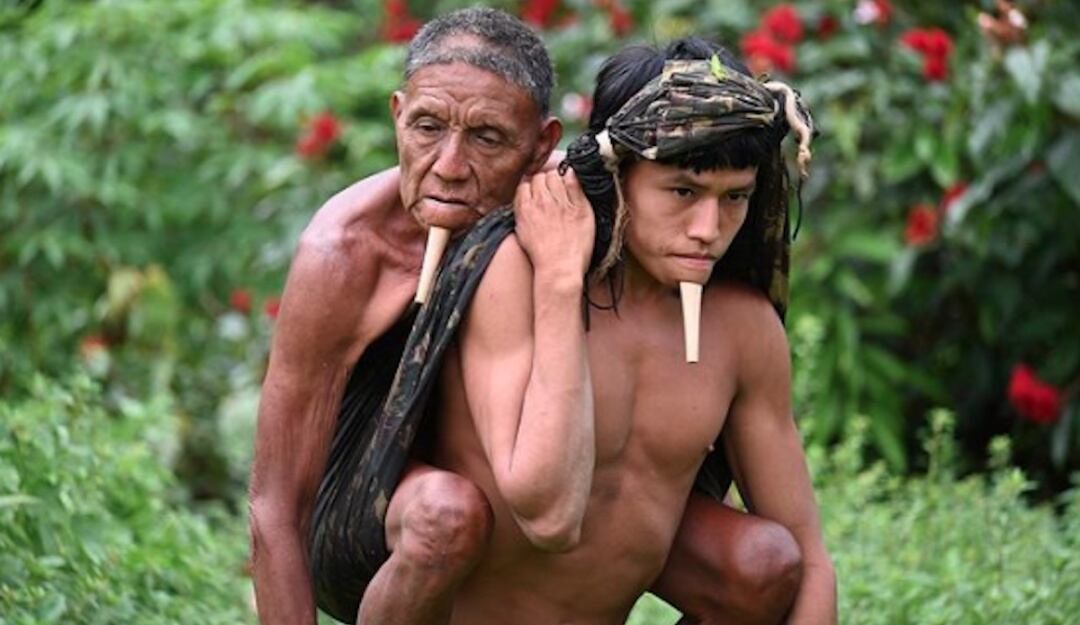 Este hombre cargó a su papá durante 6 horas para que lo vacunaran