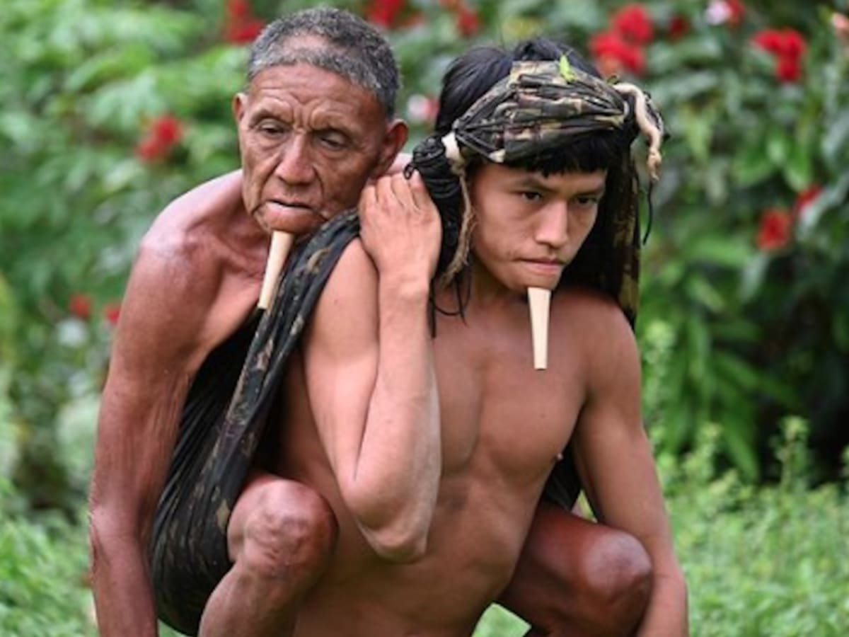 Este hombre cargó a su papá durante 6 horas para que lo vacunaran
