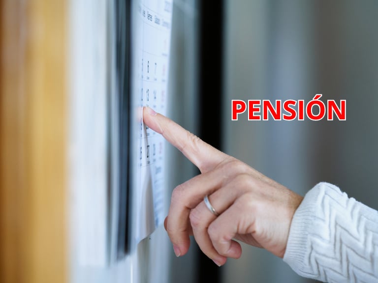 Persona revisando semanas en calendario, imagen de referencia // GettyImages