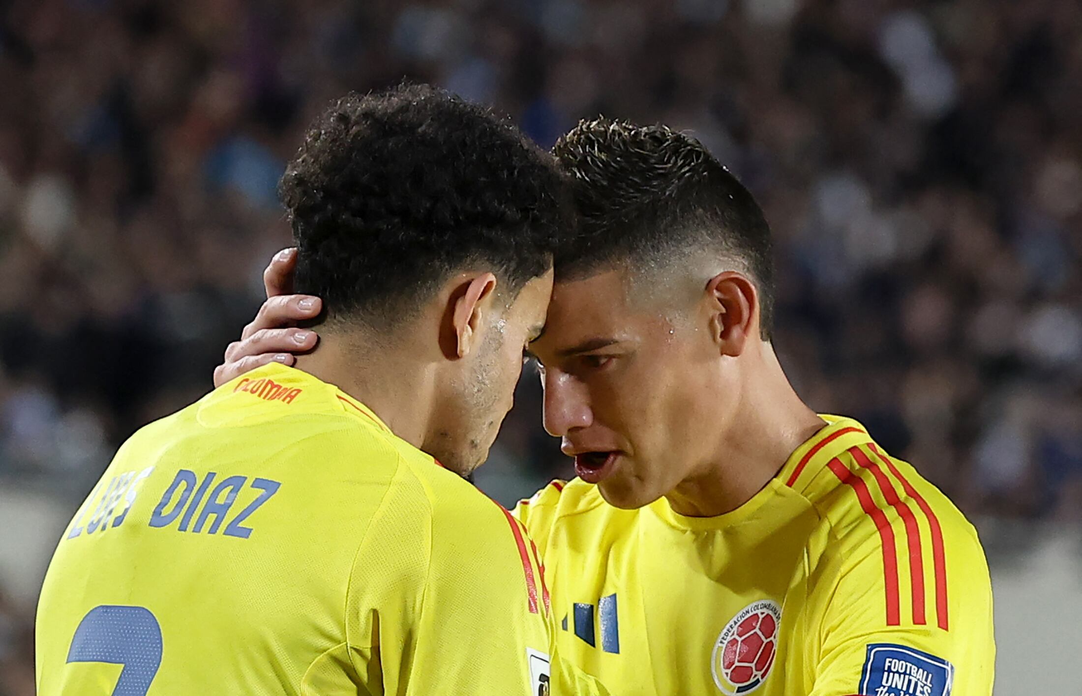 James Rodríguez y Luis Díaz festejan el gol de Colombia ante Argentina. (Photo by Alejandro PAGNI / AFP) (Photo by ALEJANDRO PAGNI/AFP via Getty Images)