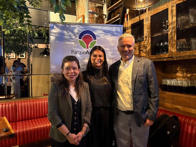 Imagen Parque Arauco, créditos de izquierda a derecha: Ximena Bedoya, Gerente de Sostenibilidad; Mildred Patiño, Center Manager Parque La Colina; Cristian Calcutta Kusanovic, Gerente General División Colombia Parque Arauco.
