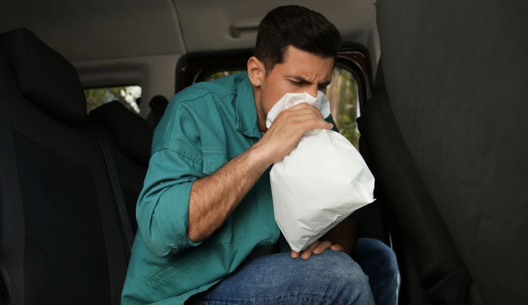 ¿Cómo evitar marearse en un viaje en carro?