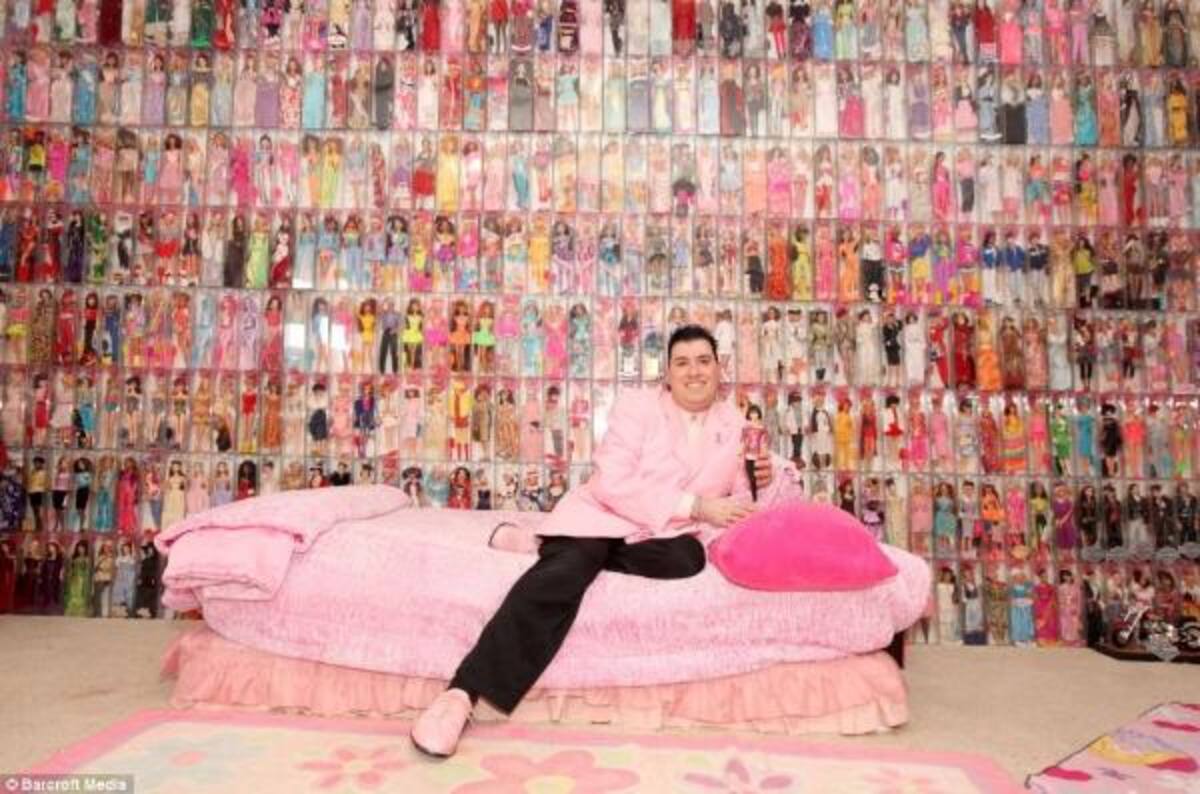 Tiene 41años, se llama a sí mismo el hombre Barbie, comenzó esta colección hace casi dos décadas.