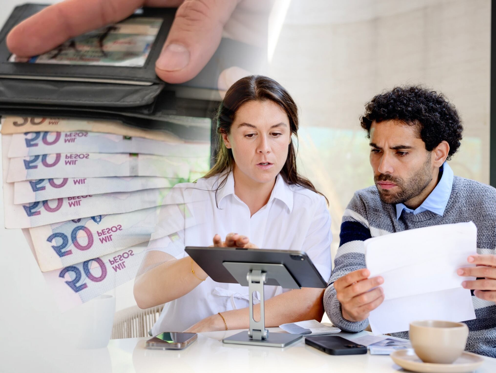 A la izquierda: Imagen ilustrativa de billetes colombianos, en donde aparece el billete de 50 mil pesos / A la derecha: Dos personas revisando sus cuentas (Crédito: Getty Images)
