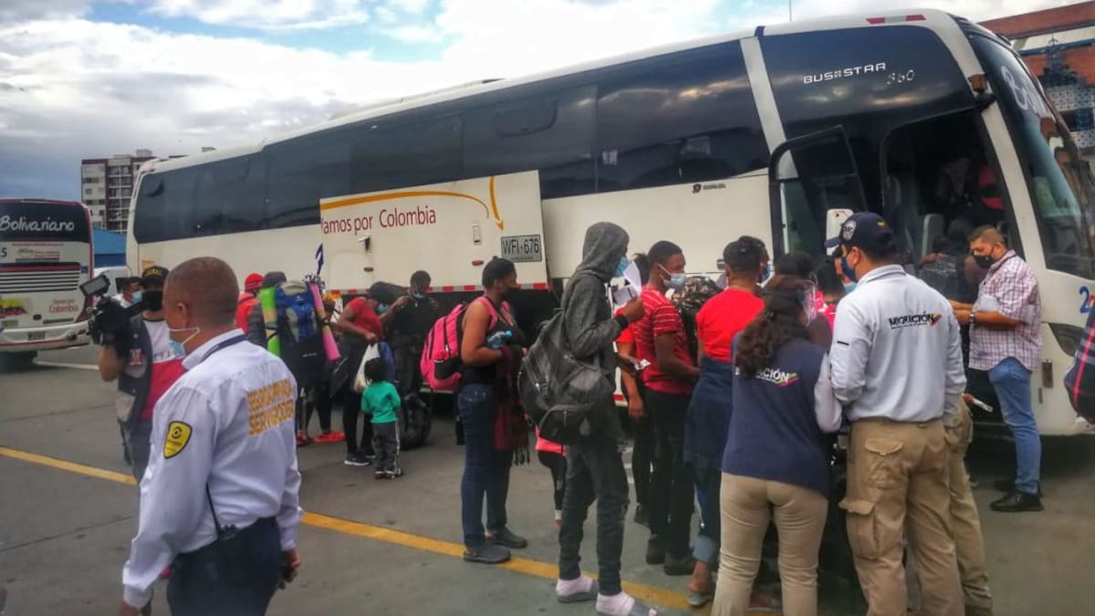Primer viaje humanitario para haitianos represados en la Terminal de Cali