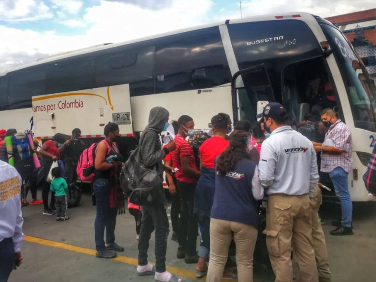 Primer viaje humanitario para haitianos represados en la Terminal de Cali