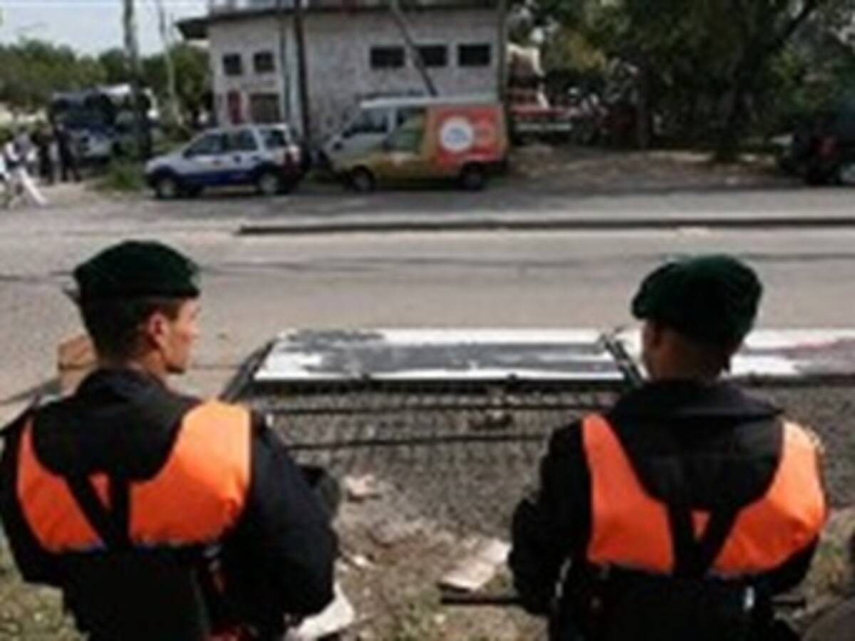 Manifestantes derriban polémico muro que separa a ricos y pobres en Argentina