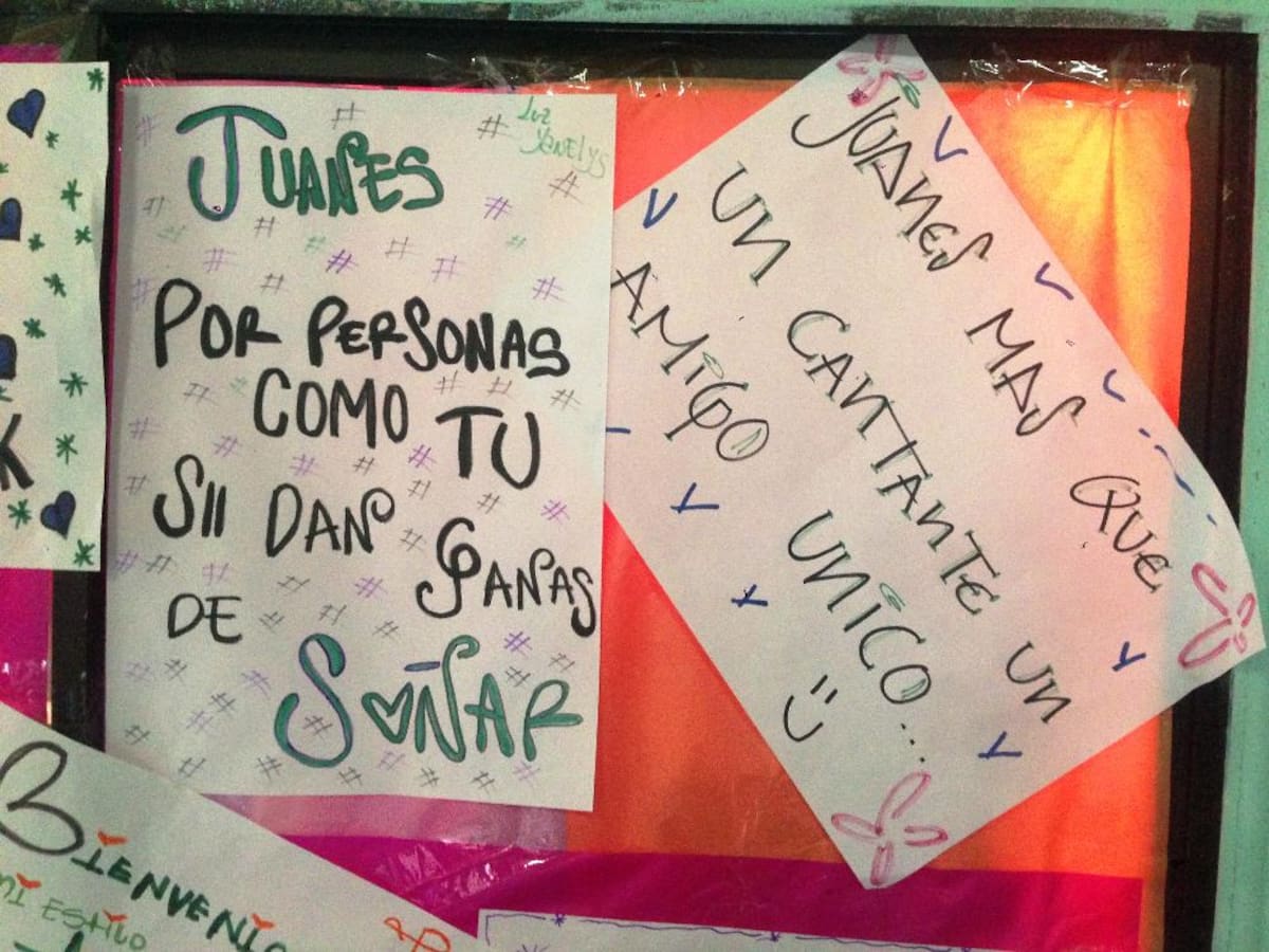 La tradicional elaboración de carteleras por una vez no estuvo dedicada a tareas del colegio, sino a mostrar cariño y admiración por el cantante.