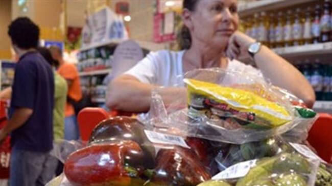 Las amas de casa advirtieron que les va a tocar comprar el día a día porque los mercados mensuales están carísimos.