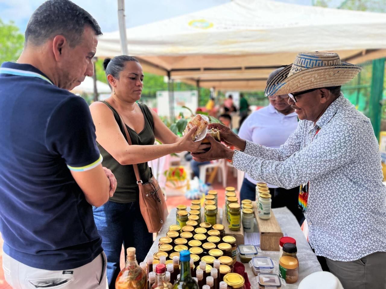 Mercado campesino de Los Alpes generó ingresos cercanos a los 11 millones de pesos