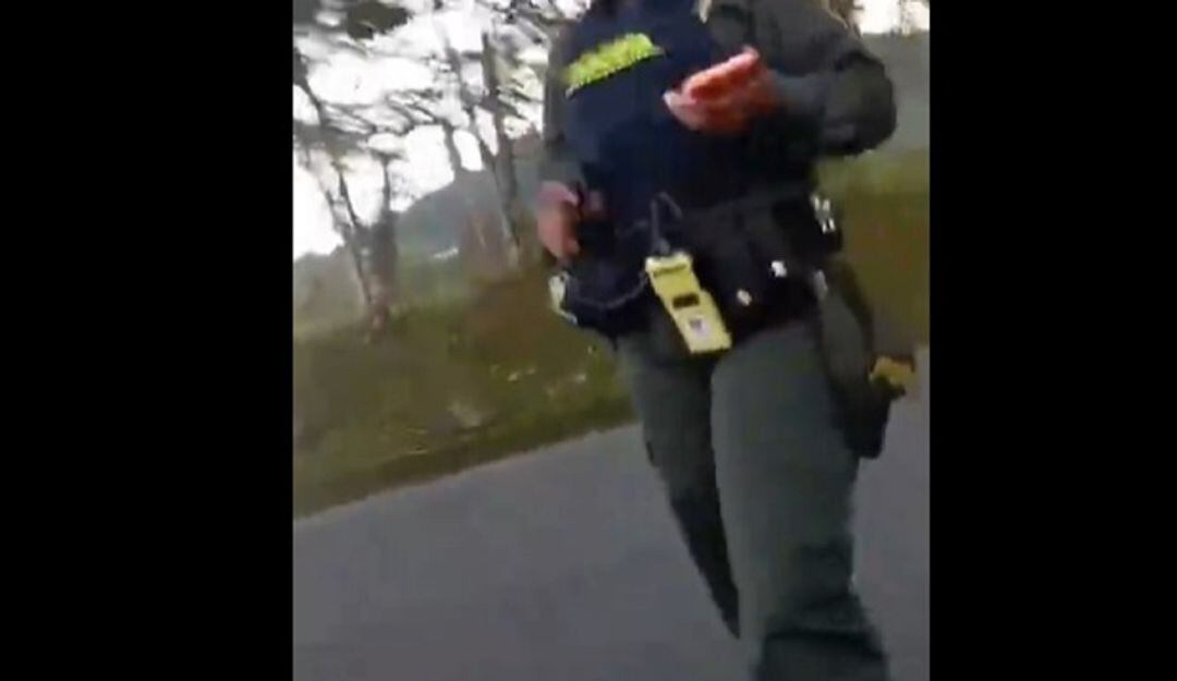 Video: Policía retiene a hombre porque no lleva la misma ropa de la cédula