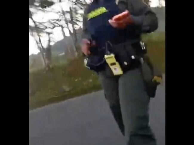 Video: Policía retiene a hombre porque no lleva la misma ropa de la cédula