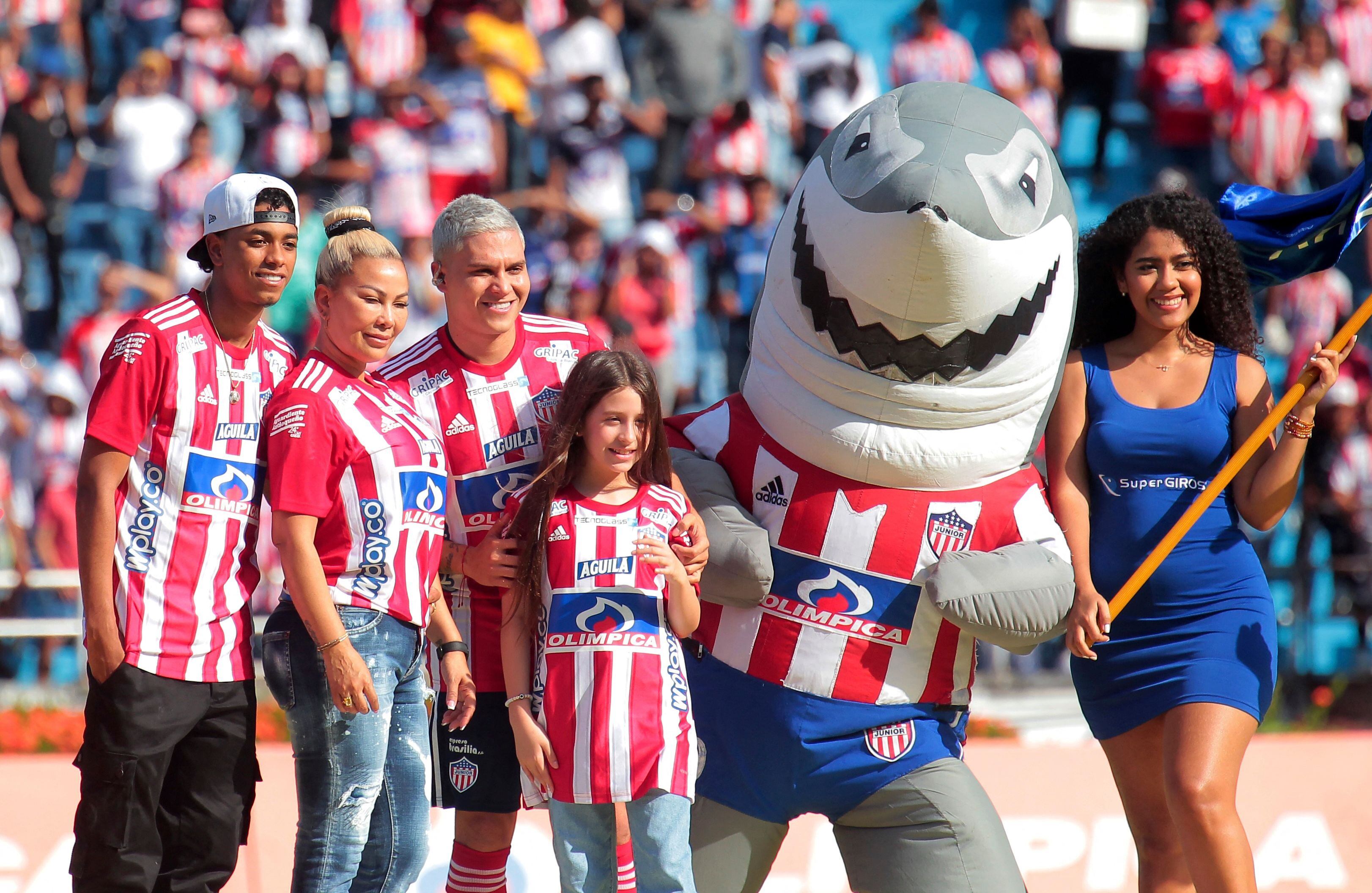 Colombian Juan Fernando Quintero (C) poses with his family during his presentation as new player of Colombia's Junior team, at the Metropolitano stadium, in Barranquilla, Colombia on January 15, 2023. (Photo by Jesus RICO / AFP) (Photo by JESUS RICO/AFP via Getty Images)