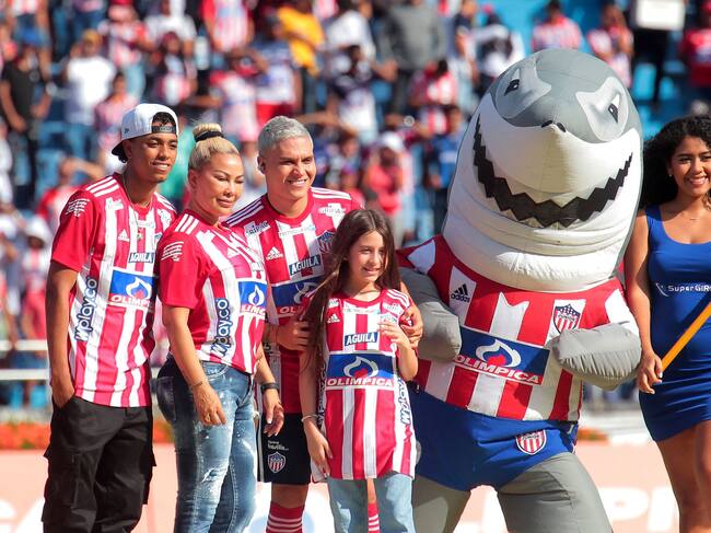 Colombian Juan Fernando Quintero (C) poses with his family during his presentation as new player of Colombia's Junior team, at the Metropolitano stadium, in Barranquilla, Colombia on January 15, 2023. (Photo by Jesus RICO / AFP) (Photo by JESUS RICO/AFP via Getty Images)